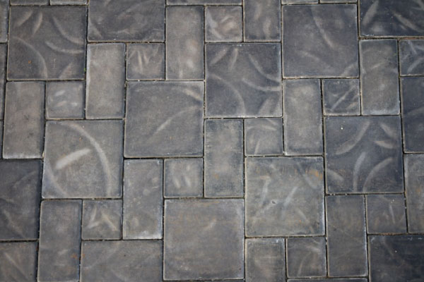 Smooth textured cobbles in mixed sizes creating an interesting paving design