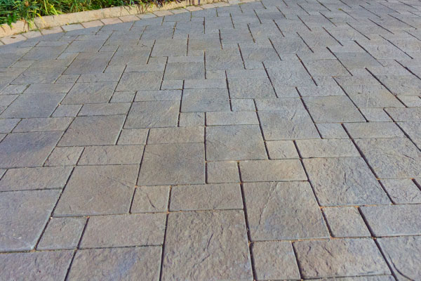 Charcoal Rough textured cobbles in mixed sizes used in a residential driveway