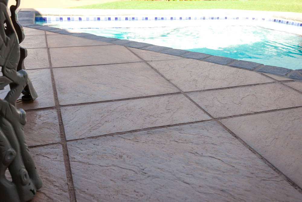 Rough stone textured pool paving