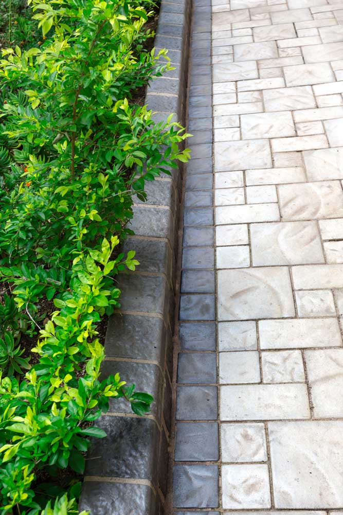 Cobbled paving with garden edging border