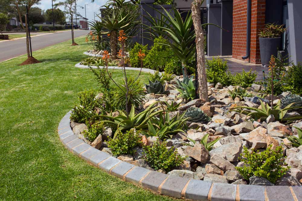 Garden edging ideas with curved garden edging and rock garden