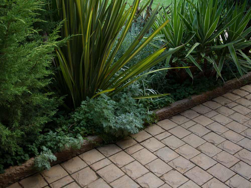 Rectangular garden edging with Smartstones Large Garden Kerb