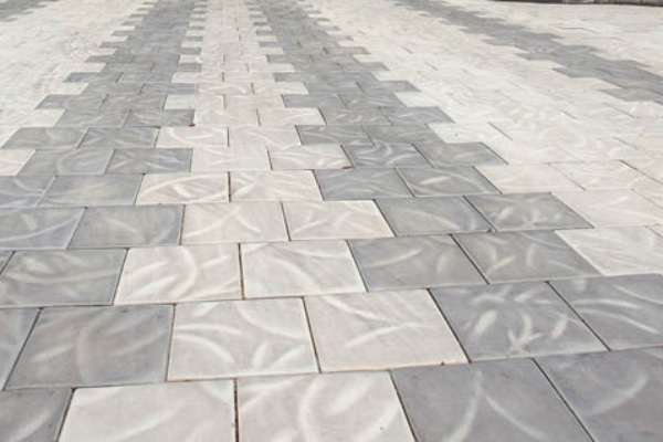 Huguenot Cobble Driveway in Grey and white